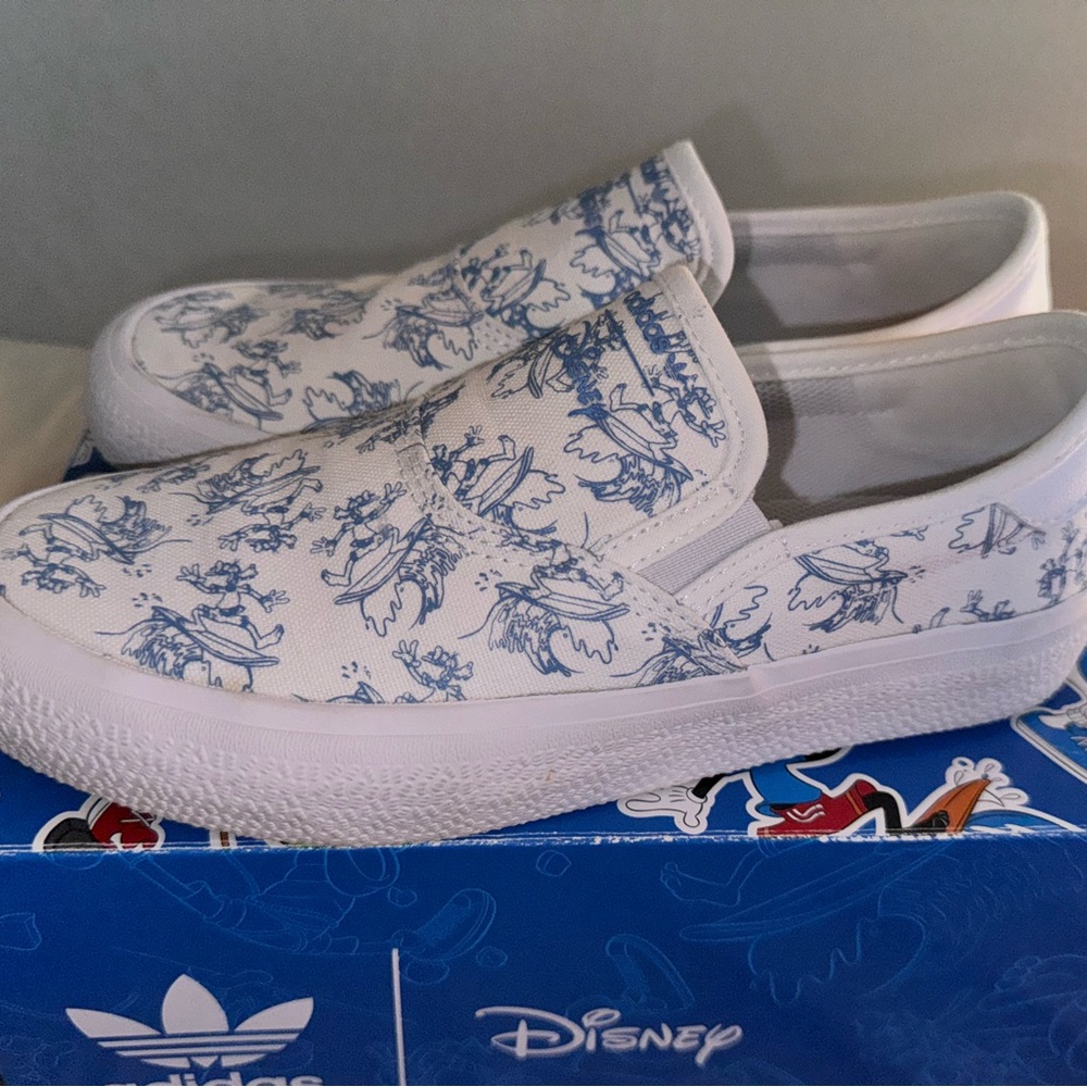 Disney X Adidas Collab - surfing Goofy